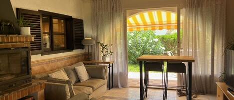 Smart-tv, een open haard en een dvd-speler