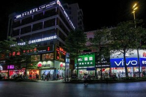Unclassified image, 5 of 17, button - Shenzhen Center Theme Hotel (Shenzhen)