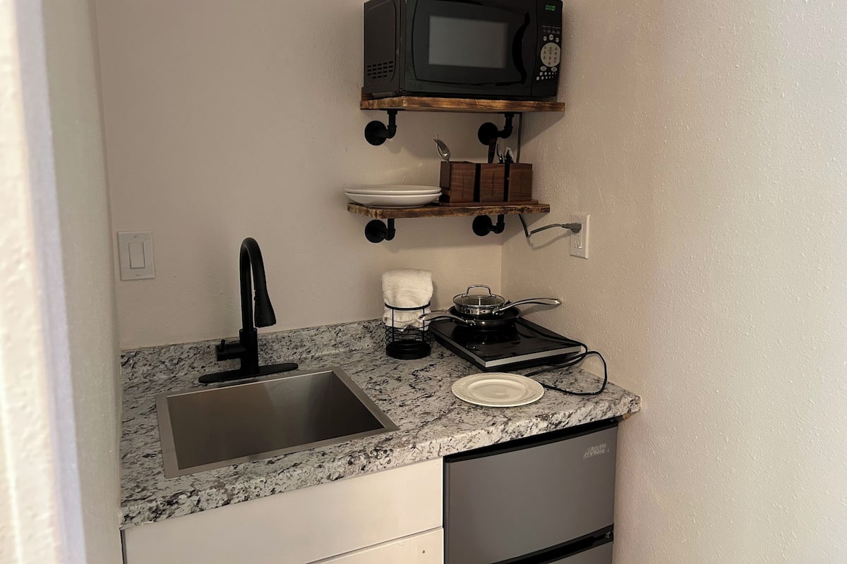 Deluxe Studio Suite | Private kitchenette | Fridge