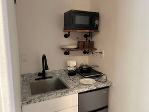 Deluxe Studio Suite | Private kitchenette | Fridge - Powell JET Motor Inn (Powell)