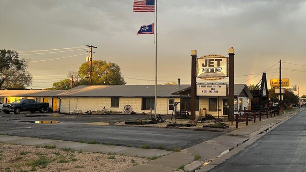 A motel with a signboard indicating it's a Jet Motor Inn in Powell, Wyoming.