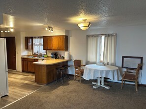 Family Suite | Living area - Powell JET Motor Inn (Powell)