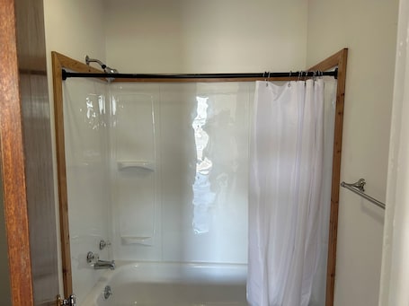 Premier Studio Suite | Bathroom | Combined shower/bathtub, towels, soap, shampoo. Powell JET Motor Inn