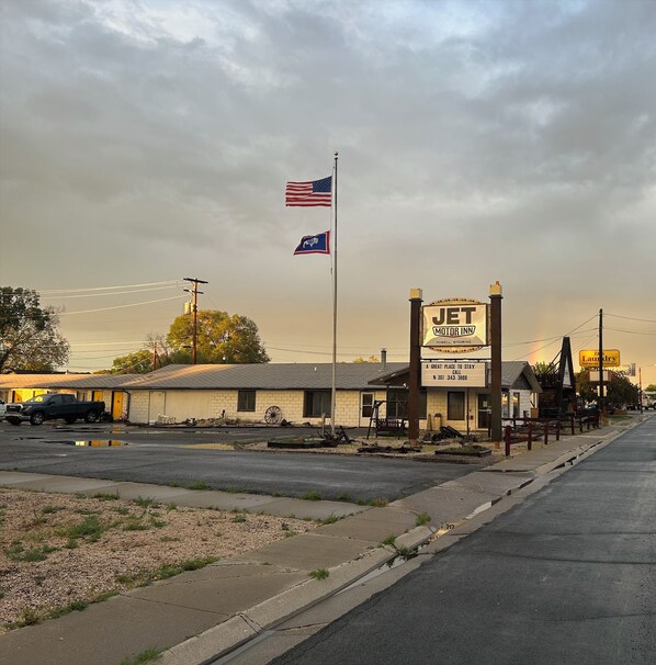 A motel with a signboard indicating it's a Jet Motor Inn in Powell, Wyoming.