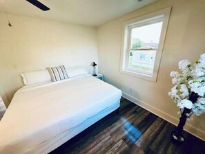 1 bedroom - 1BR King Near Swamp Rabbit Trail (Greenville)