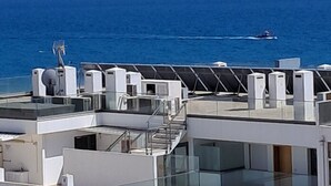 A modern building with a rooftop terrace overlooking a clear blue sea. - T1 Pontemira 7C Vista Mar A C 80m Praia (Loulé)
