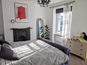 4 habitaciones, tabla de planchar con plancha, internet y ropa de cama 