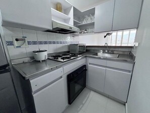 Fridge, microwave, stovetop, coffee/tea maker - Oasis in Ciudad del Río (Medellín)