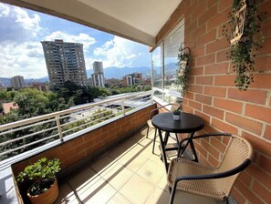 Outdoor dining - Poblado Vista 360 de la Ciudad (Medellín)