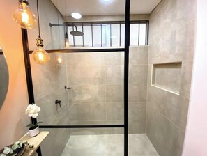 淋浴设施、吹风机、毛巾、肥皂