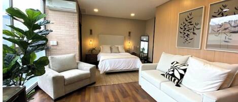 1 slaapkamer, een kluis op de kamer, een bureau