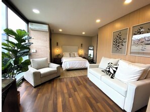 1 多间卧室、客房内保险箱、办公桌、熨斗/熨衣板