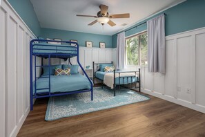 3 bedrooms, desk, iron/ironing board, free WiFi