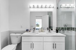 Douche, sèche-cheveux, serviettes fournies, savon