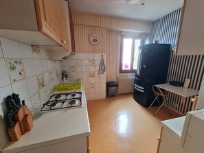 Microwave, oven, stovetop - Grand Appart Avec Terrasse, Commerce et Commodité a Proximité (Reims)