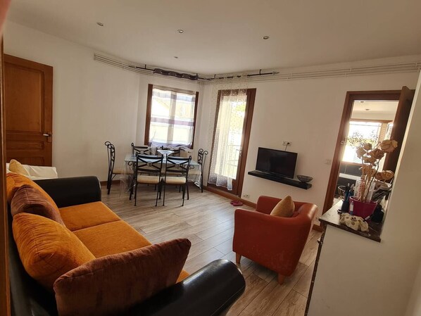 Living area - Grand Appart Avec Terrasse, Commerce et Commodité a Proximité (Reims)