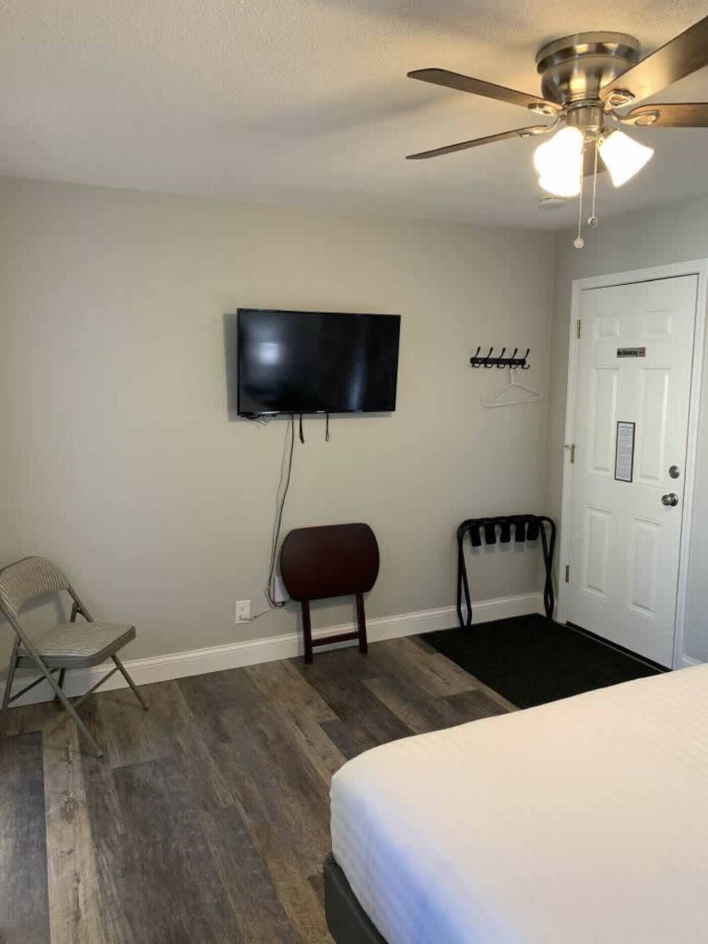 Standard Room, Bay View | Desk, free WiFi