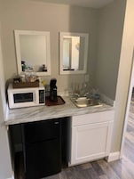Suite estándar, 1 cama de matrimonio grande | Cocina privada | Frigorífico pequeño y microondas