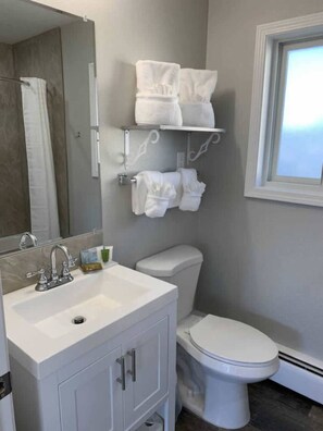 Shower, hair dryer, towels, soap - Lakeside Motel (Ashland)