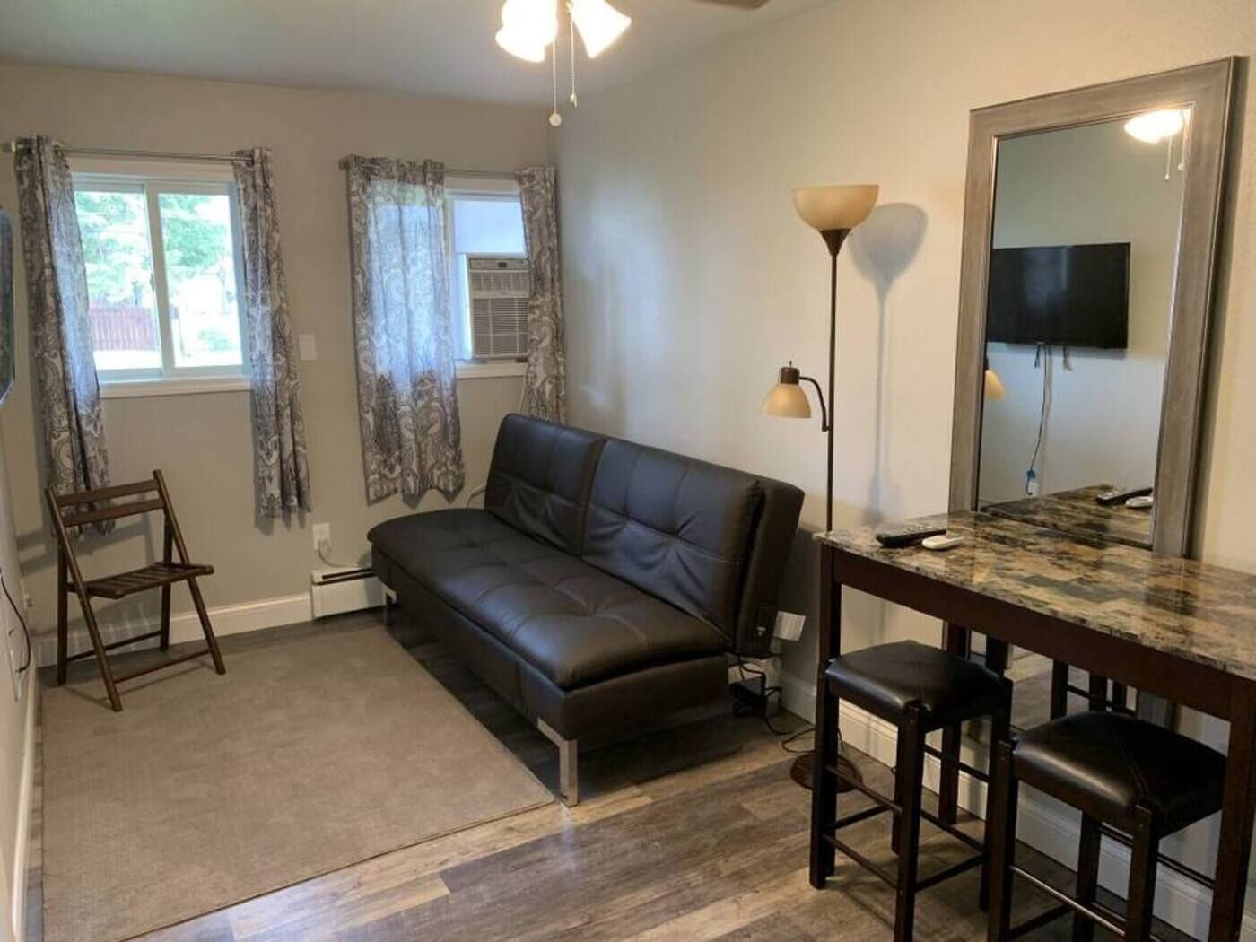 Standard Suite, 1 King Bed | Living area