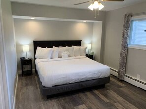 Standard Suite, 1 King Bed | Desk, free WiFi - Lakeside Motel (Ashland)