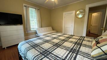 4 bedrooms, iron/ironing board, WiFi, bed sheets
