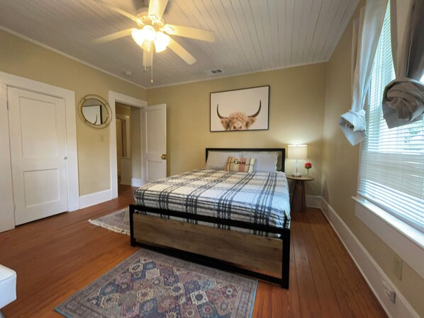 4 bedrooms, iron/ironing board, WiFi, bed sheets