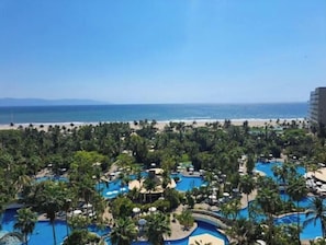 Alberca al aire libre y alberca climatizada