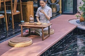Outdoor dining - Xihu Yingxiu Xinsu Guesthouse (Huizhou)