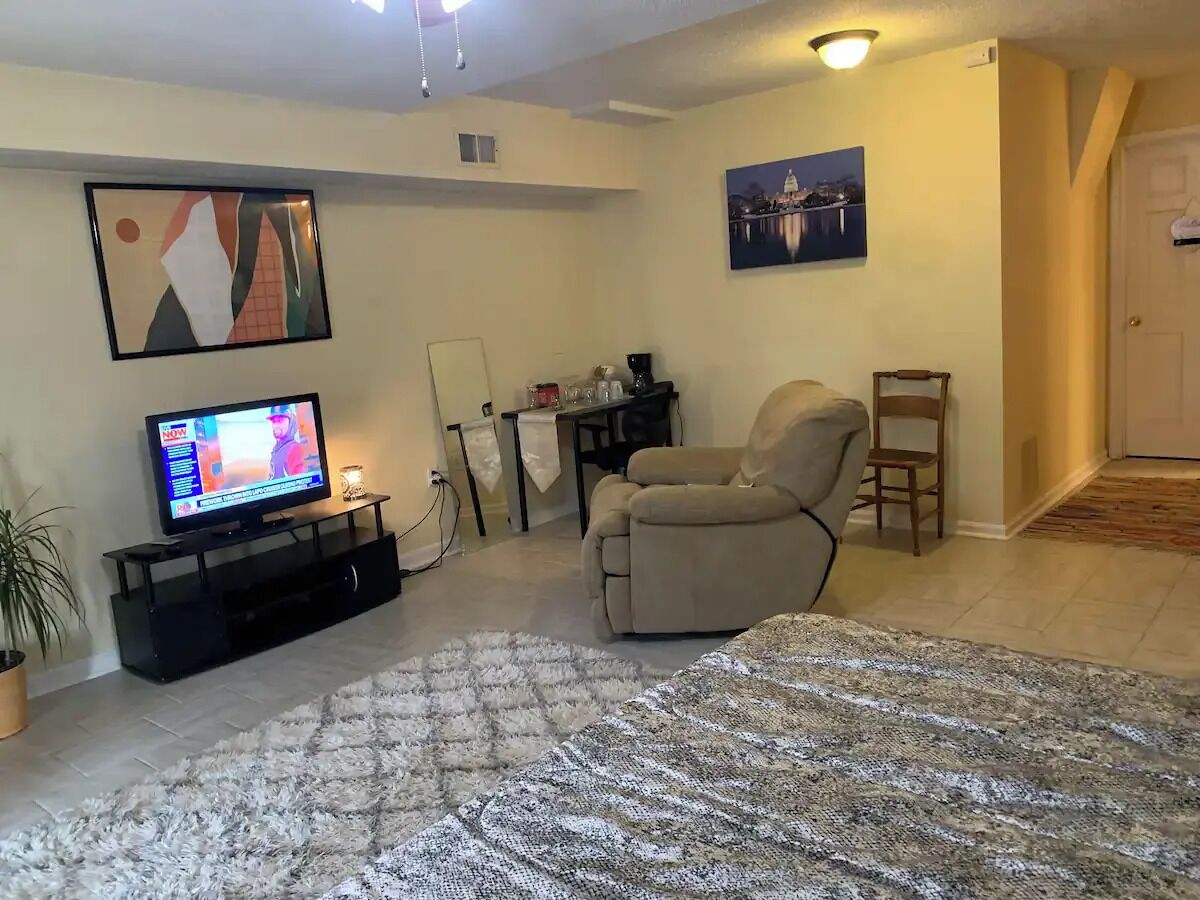 Private Suite w/ free parking & high speed Wifi