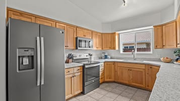 Luxury Townhome, Mountain View | Private kitchen | Full-sized fridge, microwave, oven, stovetop