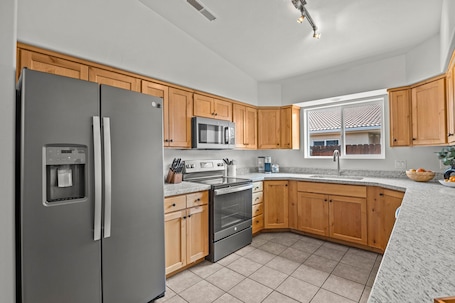 Refrigerador con freezer, microondas, horno, placa de cocina