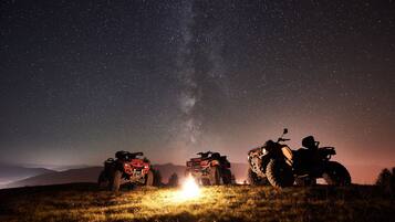 Voorkant accommodatie - avond/nacht