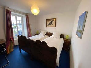 Iron/ironing board, travel cot, WiFi