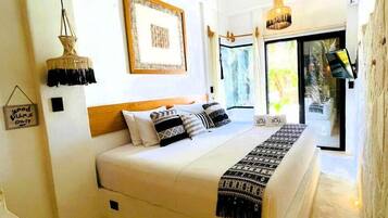 Deluxe studio, uitzicht op tuin | Een kluis op de kamer, een laptopwerkplek, verduisterende gordijnen