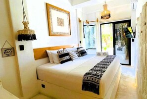 Studio – deluxe, hageutsikt | Safe på rommet, skrivebord for bærbar PC og blendingsgardiner