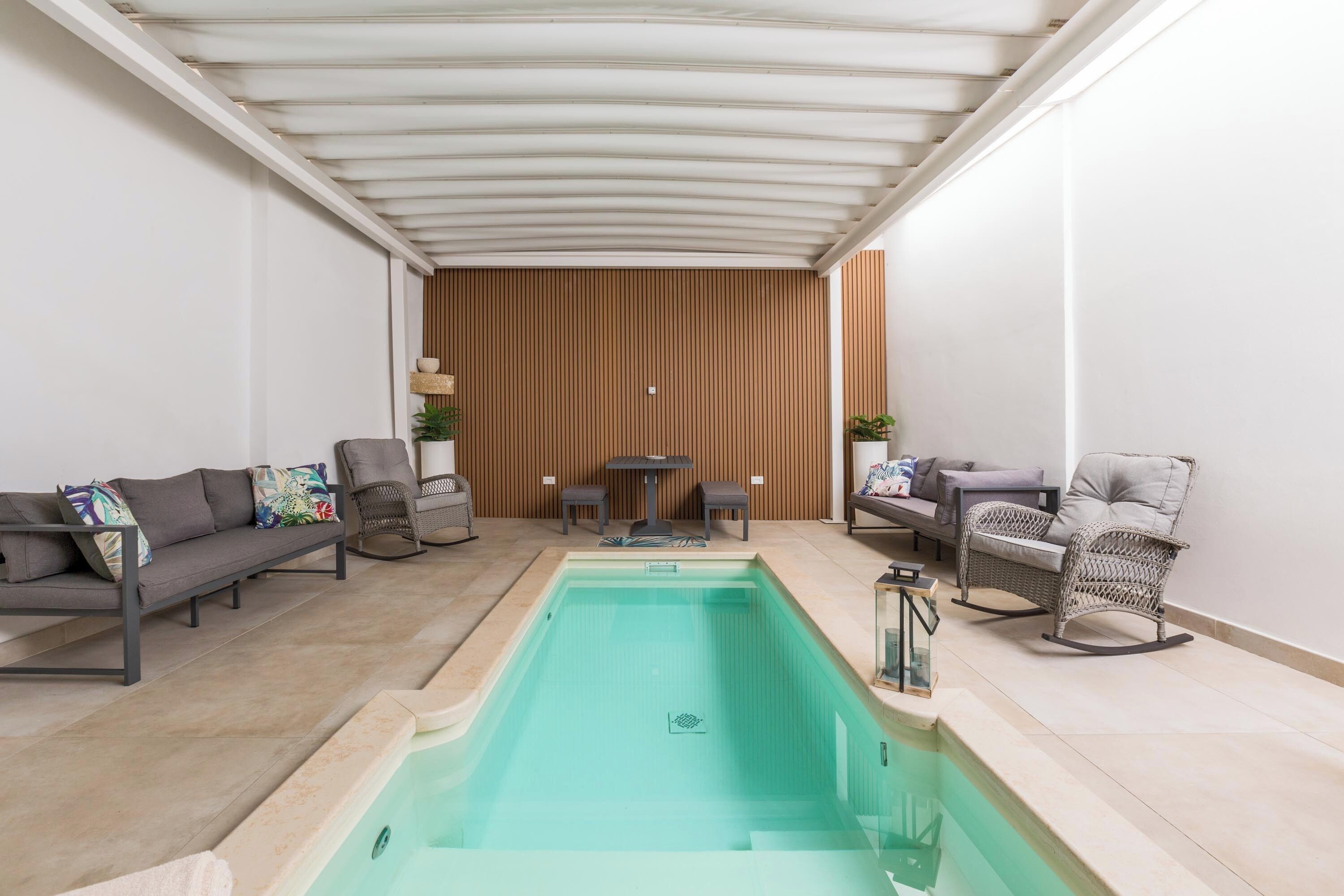 Innendørsbasseng og et oppvarmet basseng