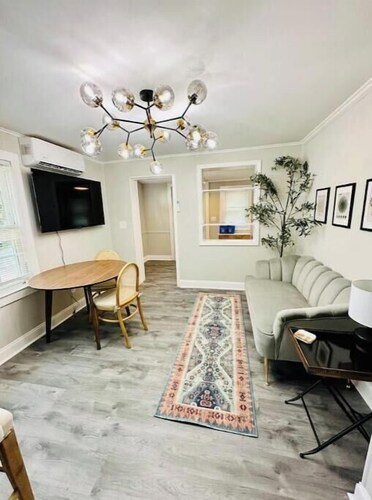 1BR Near DT and Cherrydale Shopping Plaza