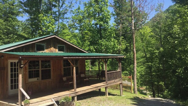 A wooden cabin with a green roof, a porch, and a small deck. - Cozy private Cabin Farm stay with WiFi in Irvine (Irvine)