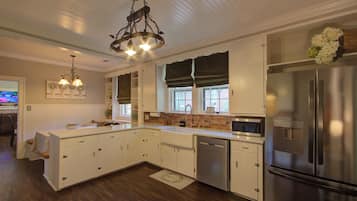 Geladeira, micro-ondas, fogão, cooktop