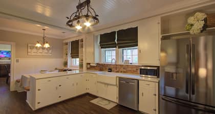 Walnut Manor - Be Our Guest – Ideal for Business Professionals and Families.