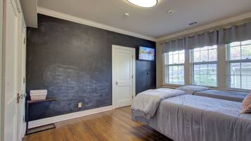 3 bedrooms, desk, WiFi, bed sheets