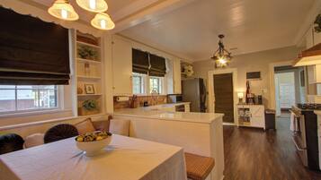 Geladeira, micro-ondas, fogão, cooktop