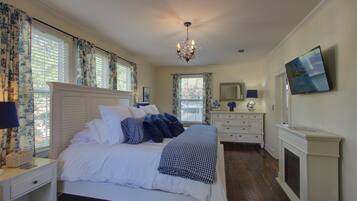 3 bedrooms, desk, WiFi, bed sheets