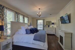 3 bedrooms, desk, WiFi, bed sheets