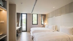 A modern hotel room with two beds, a desk, and a view of the outdoors. - Inn Rose (Taoyuan)