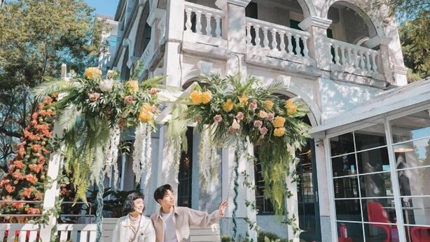 A building with a balcony and a large window. - Inn Rose (Taoyuan)