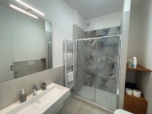 Boblebadekar, hårtørrer, bidet, håndklæder