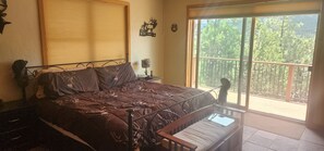 3 bedrooms, desk, iron/ironing board, free WiFi