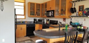 Réfrigérateur, four à micro-ondes, un four, surface de cuisson